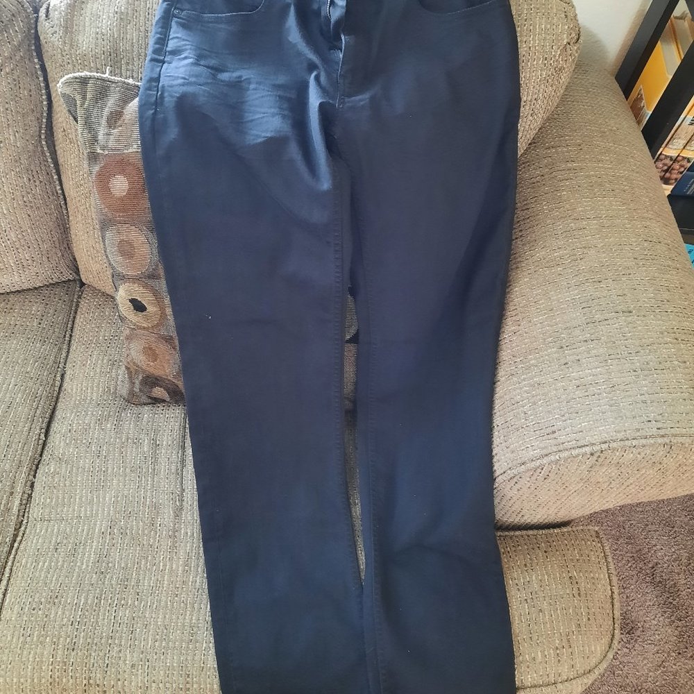 DKNY (Donna Karen New York)